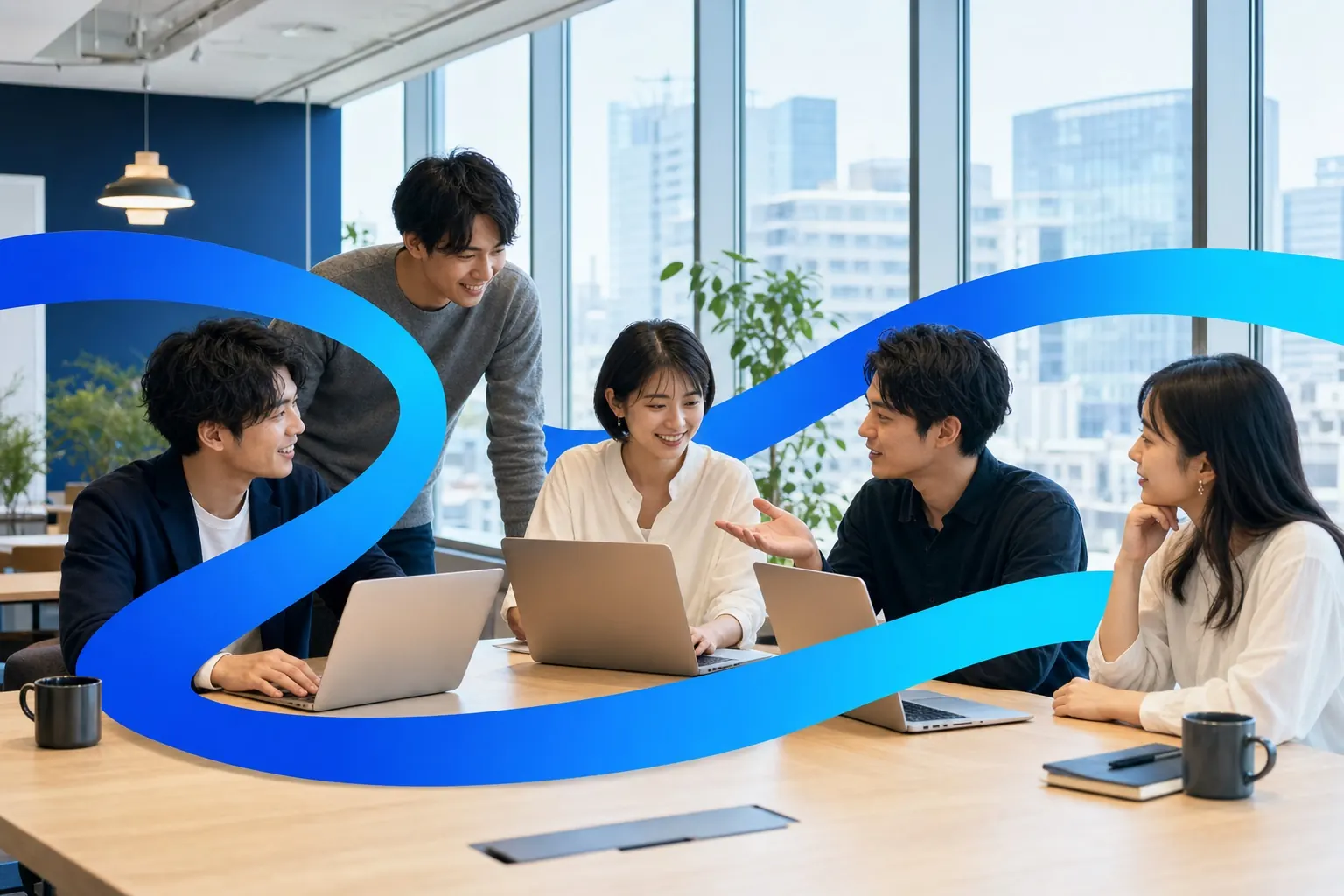 オフィスで働くチームの間を、青いブランドリボンが前後に縫うように流れている